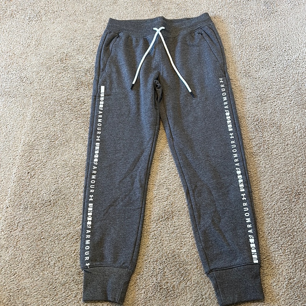 Woman’s Under Armour sweat pants Sz Small grey